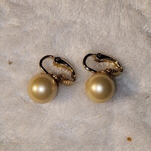 Vintage Trifari Faux Pearl Clip-On Earrings – Classic Gold Tone Elegance